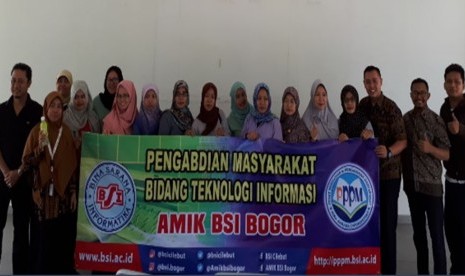 Warga Gerbang Sari bersama tutor pelatihan (dosen AMIK BSI Bogor).