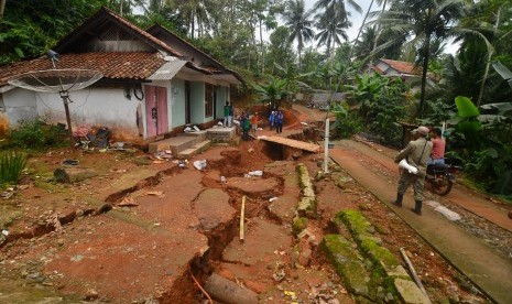 Warga gotong royong membersihkan halaman yang terdampak bencana pergerakan tanah di Desa Kalijati, Kabupaten Pangandaran, Jawa Barat, Ahad (8/10).