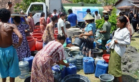 Warga Grobogan menerima bantuan air bersih.