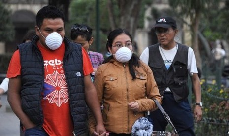 Warga Guatemala menggunakan masker untuk melindungi diri dari abu vulkanik