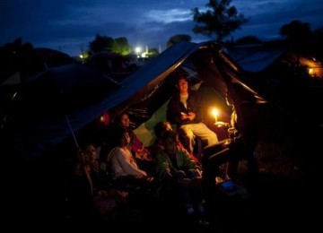 Warga Guatemala tinggal di pengungsian setelah gempa mengguncang negara tersebut.