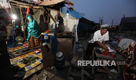 Warga gusuran Pasar Ikan berbuka puasa di Penjaringan, Jakarta Utara,Selasa (7/6).  (Republika/Rakhmawaty La'lang)