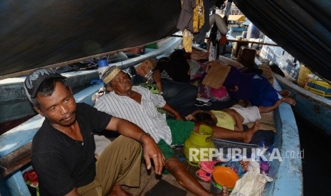 Warga gusuran Pasar Ikan, Luar Batang, Jakarta Utara bertahan di atas perahu, Selasa (12/4). (Republika/ Yasin Habibi)