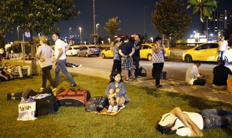 Warga harus rela menunggu karena tertahan akibat aparat kepolisian memblokade sejumlah akses jalan usai terjadinya aksi serangan bom bunuh diri di Bandara Ataturk, Istanbul, Turki, pada Selasa (28/6). 