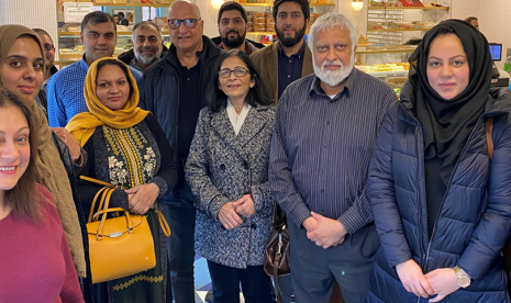 Umat Hindu dan Muslim Leicester Gelar Makan Bersama. Warga Hindu dan Muslim akan menggelar acara makan bersama sebagai bagian dari skema mendorong persahabatan antaragama di Leicester, Inggris. 