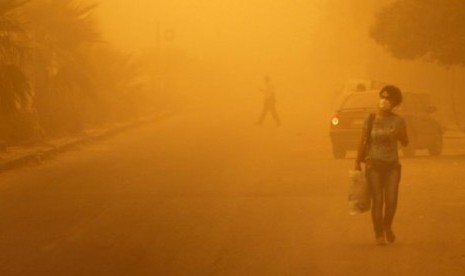 Warga Homs, Suriah mengenakan masker untuk menghindari badai pasir, Selasa (8/9).