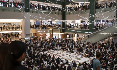 Warga Hong Kong berkumpul di mal di Sha Tin, Rabu (2/10), sebagai bentuk demo aras tertembaknya pengunjuk rasa muda di dada oleh kepolisian.