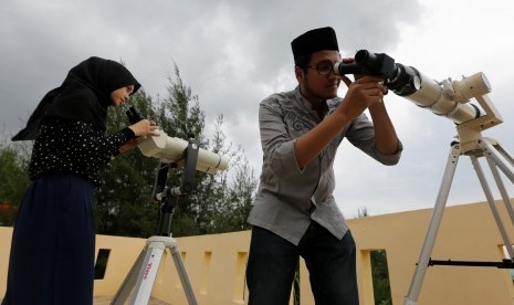 Warga ikut memantau posisi hilal di kantor observatorium Tgk Chiek Kuta Karang Kementerian Agama Aceh, Lhoknga, Aceh Besar, Aceh, Senin (3/6/2019).