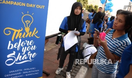 Warga ikut meramaikan kampanye internet sehat untuk anak saat Hari Bebas Kendaraan Bermotor di Jakarta, Ahad (31/7). (Republika/ Wihdan)