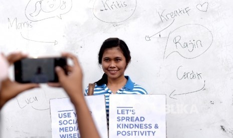 Campaign to promote internet safe for the children during Car Free Day, Jakarta, Sunday (July 7). 