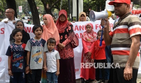  Warga imigran Rohingya melakukan aksi di depan gedung UNHCR, Jakarta, Senin (28/8). 