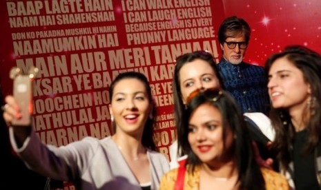 Warga India berswafoto dengan patung lilin aktor Bollywood Amitabh Bachchan di Museum Madame Tussauds di New Delhi, 12 Januari 2016.