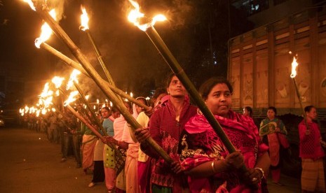 Warga India menyalakan obor memprotes RUU kewarganegaraan yang dinilai anti-Muslim di Gauhati, India, Senin (9/12). RUU tersebut masih didebatkan di parlemen India.