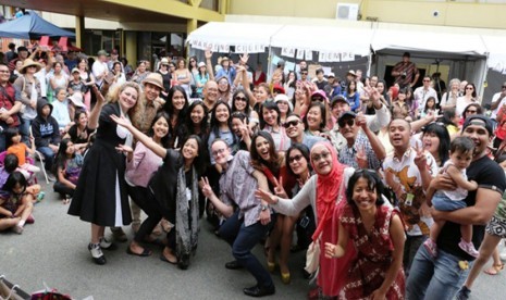 Warga Indonesia - Australia bergoyang dangdut bersama dalam penyelenggaraan Festival Indonesia ke-8 di KBRI Canberra, Sabtu (10/10).