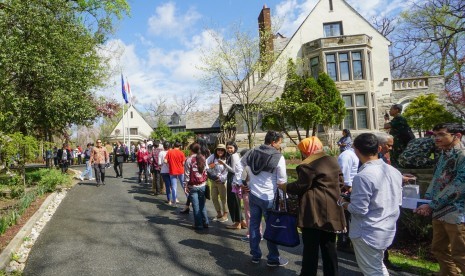 Warga Indonesia mengantre untuk mengikutii Pemilu 2019 di Kedutaan Besar RI di Washington DC, Amerika Serikat, 13 April 2019.