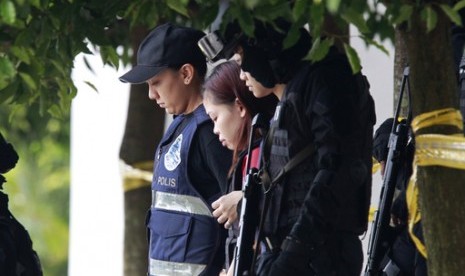 Warga Indonesia Siti Aisyah (tengah) dengan dikawal polisi keluar dari Pengadilan Sepang di Sepang, Malaysia, Rabu (1/3). Bersama perempuan Vietnam, ia diduga membunuh warga Korea Utara Kim Jong-nam.