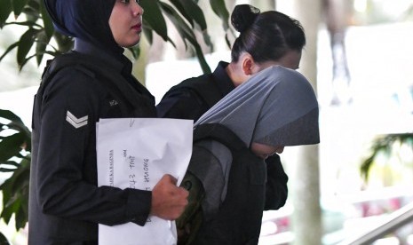 Warga Indonesia Siti Aisyah (tengah) menghadiri sidang di Shah Alam High Court, Malaysia, Rabu (27/6). Dia dan seorang warga Vietnam dituduh membunuh warga Korea Utara, Kim Jong-nam. 