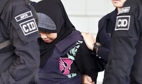 Warga Indonesia terdakwa pembunuhan Kim Jong-nam, Siti Aisyah dengan dikawal polisi meninggalkan pengadilan usai bersaksi di Pengadilan Shah Alam, Malaysia, Selasa (30/1).