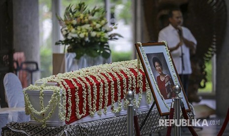 Jenazah almarhumah Ibu Ani Yudhoyono disemayamkan  di Kedutaan Besar Indonesia, di Singapura, Sabtu (1/6).