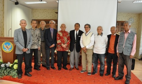 Warga Indonesia yang memilih tetap menetap di Praha, Ceska, sedang berfoto bersama dengan Dubes RI di Praha, Aulia Aman Rachman. Mereka adalah pelajar yang dikirim Presiden Sukarno untuk belajar di negara-negara blok komunis. Setelah kejatuhan Sukarno, ada