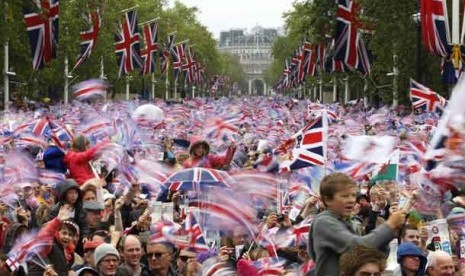 Warga Inggris berkumpul di depan Istana Buckingham Palace,London.