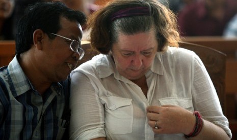  Warga Inggris terdakwa kasus penyelundupan kokain, Lindsay June Sandiford (kanan) dalam sidang di Pengadilan Negeri Denpasar, Bali, Selasa (22/1).  (AP/Firdia Lisnawati)