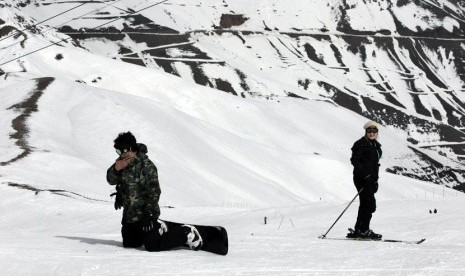 Wisatawan sedang bermain ski.