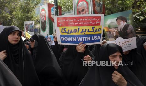 Warga Iran mengambil bagian dalam unjuk rasa protes anti-AS dan Israel di Lapangan Palestina di Teheran, Iran, 09 April 2025.