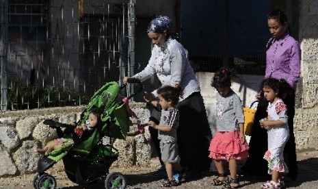 Warga Israel dari Kota Sderot berpindah tempat menghindari tembakan roket.