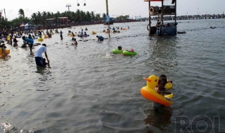 Warga Jakarta dan sekitarnya mengisi liburan dengan berenang di Pantai Festival Taman Impian Jaya Ancol (TIJA), Jakarta, Kamis (25/12). (Republika/Agung Supriyanto)