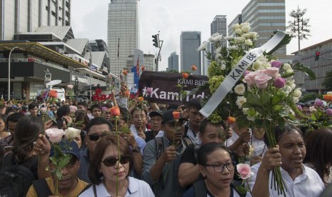 Warga Jakarta melakukan aksi solidaritas di lokasi teror bom di kawasan Sarinah, Jalan MH Thamrin, Jakarta, Jumat (15/1). 