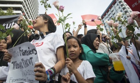 Warga Jakarta melakukan aksi solidaritas di lokasi teror bom di kawasan Sarinah, Jalan MH Thamrin, Jakarta, Jumat (15/1).