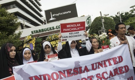 Warga Jakarta melakukan aksi solidaritas di lokasi teror bom di kawasan Sarinah, Jalan MH Thamrin, Jakarta, Jumat (15/1). 