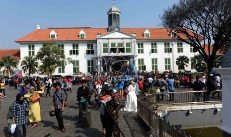  Warga Jakarta memadati halaman Museum Fatahilah saat berlibur lebaran di Kawasan Kota Tua, Jakarta, Sabtu (10/8).   (Republika/Agug Supriyanto)