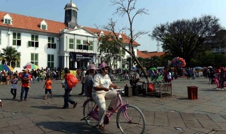  Warga Jakarta memadati halaman Museum Fatahilah saat berlibur lebaran di Kawasan Kota Tua, Jakarta, Sabtu (10/8).   (Republika/Agug Supriyanto)