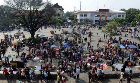  Warga Jakarta memadati halaman Museum Fatahilah saat berlibur lebaran di Kawasan Kota Tua, Jakarta, Sabtu (10/8).   (Republika/Agug Supriyanto)