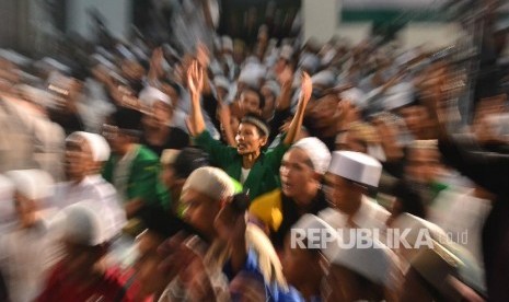 Warga Jakarta membaca Salawat saat mengikuti Peringatan Maulid Nabi Muhammad SAW di Masjid Sunda Kelapa, Jakarta,