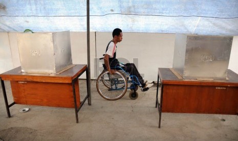  Warga Jakarta penyandang disabilitas tuna daksa menggunakan hak suaranya dalam Pilkada DKI Jakarta putaran kedua.  (Aditya Pradana Putra/Republika)