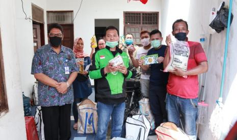 Warga Jatim di Jabodetabek terima bantuan sembako dan uang dari Pemprov Jatim.