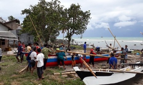 Warga jemput keluarganya di Pulau Sebesi menggunakan perahu bagan nelayan.