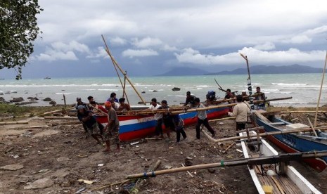 Warga jemput keluarganya di Pulau Sebesi menggunakan perahu bagan nelayan.