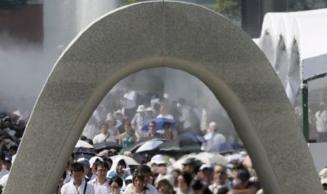 Warga Jepang berdoa untuk korban bom atom 70 tahun lalu di Hiroshima Peace Memorial Park , Kamis (6/8).