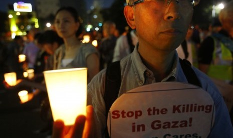 Warga Jepang di Tokyo, Senin (21/7) melakukan demonstrasi menentang aksi agresi militer Israel ke Gaza.