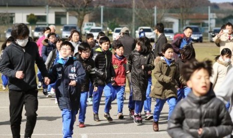 Warga Jepang melakukan latihan evakuasi pertama di Kota Oga, Perfektur Akita pada 17 Maret 2017. Latihan tersebut didasarkan pada skenario rudal Korut mendarat di perairan Jepang.