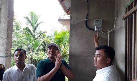 Warga Jorong Lubuk Labu di Kabupaten Dharmasraya, Sumbar menyaksikan peresmian sambungan listrik setelah puluhan tahun menunggu.  