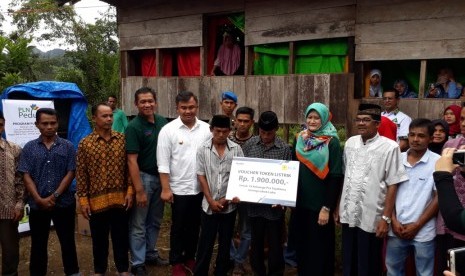 Warga Jorong Lubuk Labu di Kabupaten Dharmasraya, Sumbar menyaksikan peresmian sambungan listrik setelah puluhan tahun menunggu. 