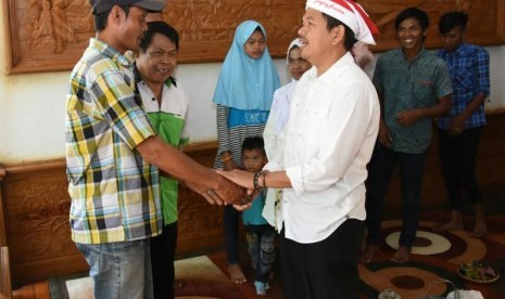 Warga Kabupaten Karawang sengaja mendatangi Bupati Purwakarta H Dedi Mulyadi (kemeja putih) di rumah dinasnya untuk menyampaikan terima kasih sambil memberikan nasi timbel plus ayam bakar, Senin (10/4).