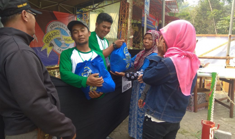 Warga Kabupaten Malang menyerbu pasar sembako murah di Eco Wisata Coban Kethak, Kecamatan Kasembon, Kabupaten Malang, Selasa (5/6). 