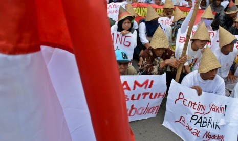 Warga Kabupaten Rembang pendukung pembangunan pabrik semen membawa poster saat berunjuk rasa di Semarang, Jawa Tengah, Selasa (13/12). 