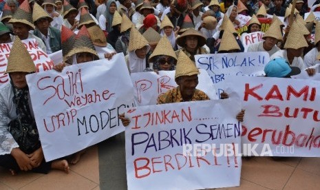 Warga Kabupaten Rembang pendukung pembangunan pabrik semen membentangkan poster saat berunjuk rasa di Semarang, Jawa Tengah.